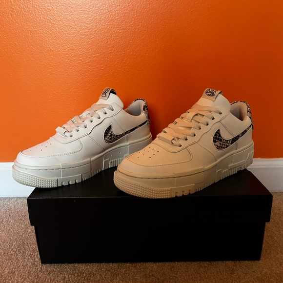 WMNS Nike Air Force 1 Pixel SE - Picture 2 of 6